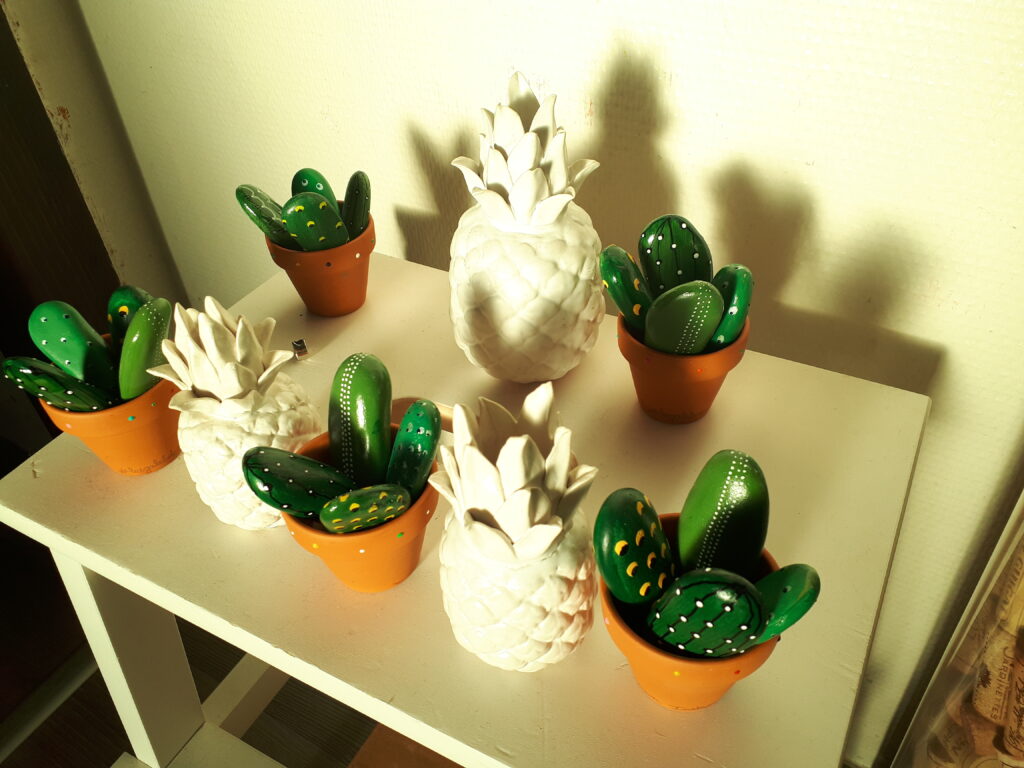 galets peints cactus petit format 3 coloris avec motifs dans petit pot en terre cuite