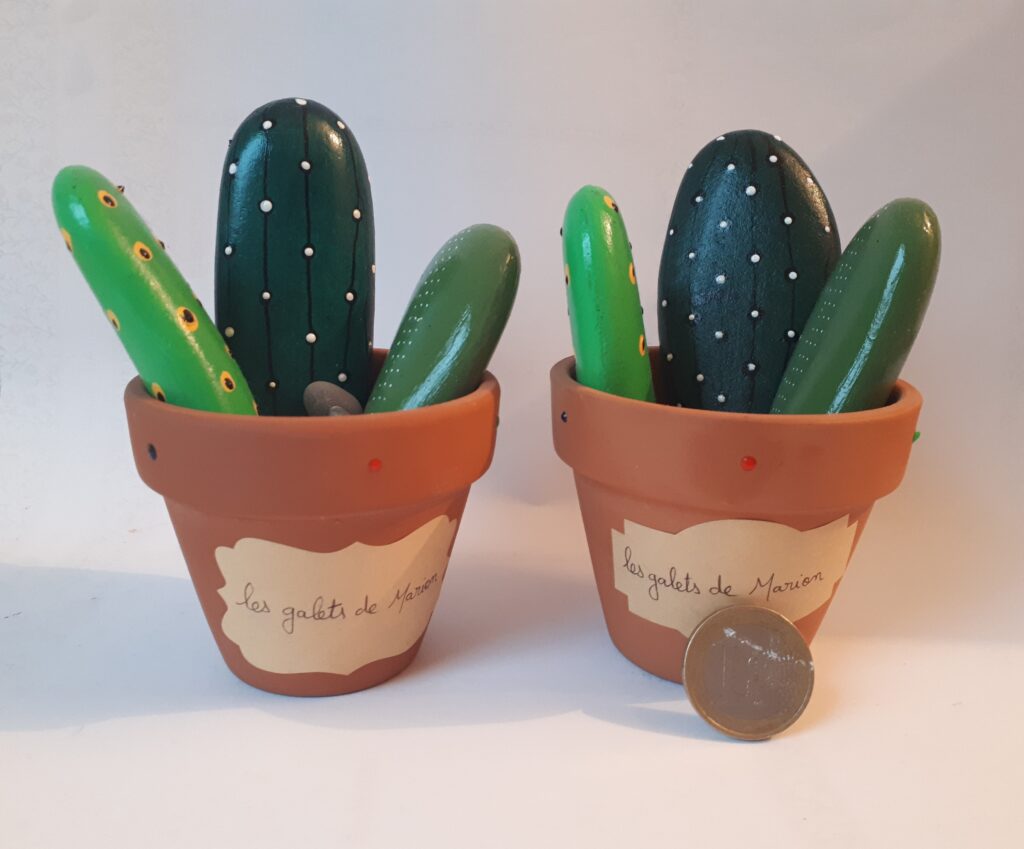 galets peints cactus petit format 3 coloris avec motifs dans petit pot en terre cuite