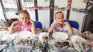 atelier créatif de peinture sur galets groupe enfants