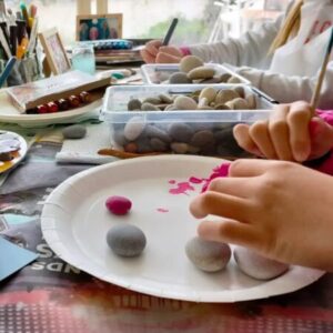 atelier de peinture sur galets enfants loisir crétif peinture acrylique et 3D