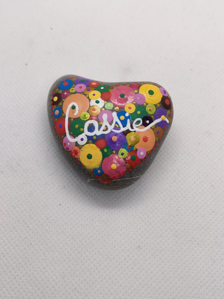 galet coeur peint à la main avec motif bulles multicolor et prenom enfant