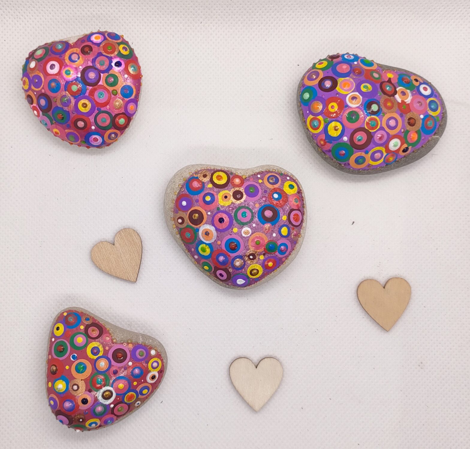 galets coeurs Peints multi color Saint Valentin