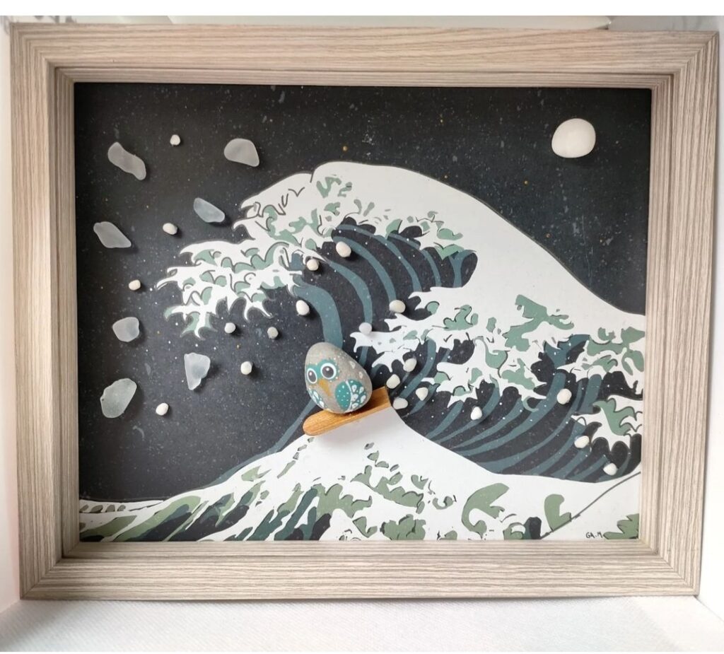 cadre couleur bois grand formatgalets peints chouette sur papier imprimé la grande vague Kanagawa de Hokusaï