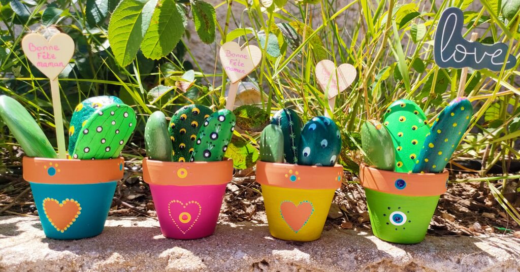 cactus galets peints pot en terre cuite multi color avec motif coeur spécial fete des mamans