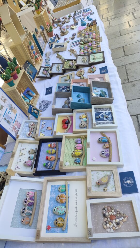 stand marché créateur les galets de Marion cadres et objets de décoration naturels en galets peints