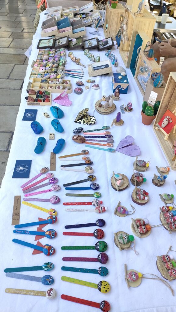 stand marché créateur les galets de Marion galets peints objets de décoration naturelle