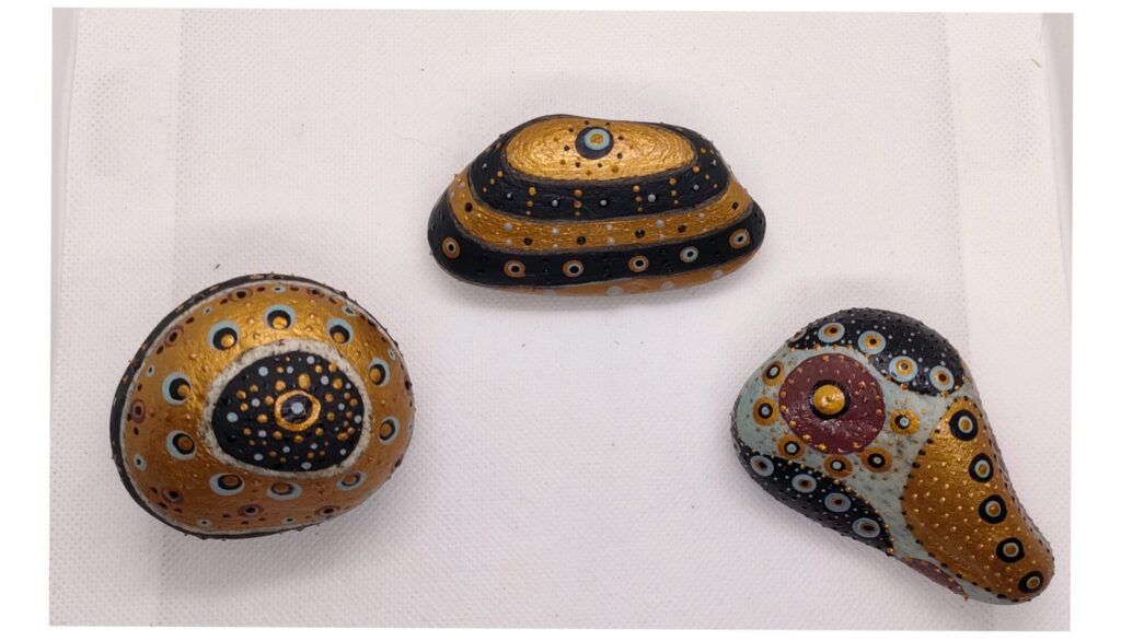 galets peints collection abstraits noir et doré les galets de Marion