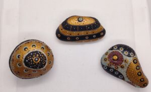 trio de galets peints style abstrait noir et doré les galets de Marion