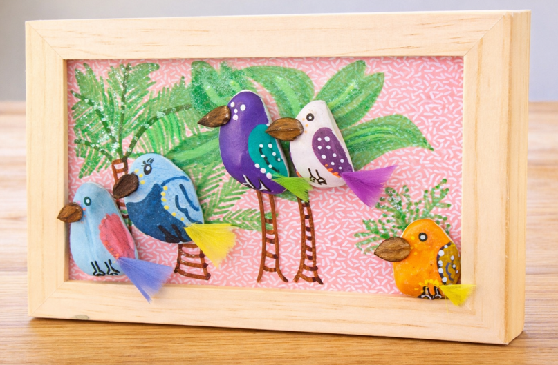 cadre personnalisé peintre sur galets prestation anniversaire les galets de Marion Modèle d'Emilie oiseaux tropicaux