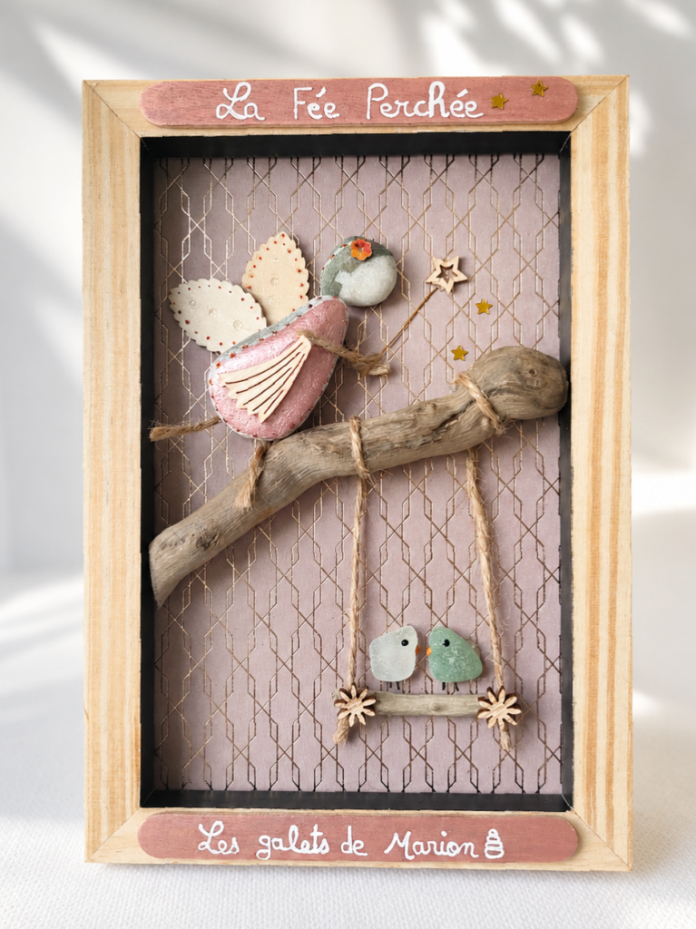 création artisanale unique LaFéePerchée dans petit cadre bois brut. Composition de galets peints verre poli bois flotté commande sur mesure les galets de Marion