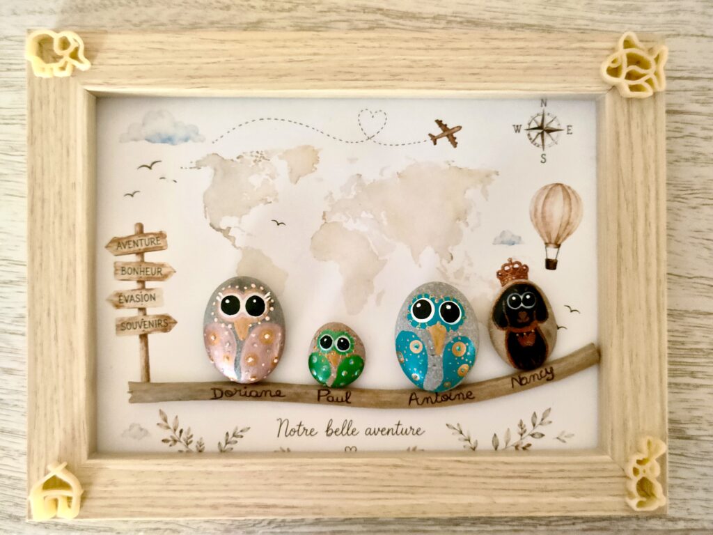 cadre de naissance galets peints theme voyage notre belle aventure les galets de Marion cadre moyen bois clair