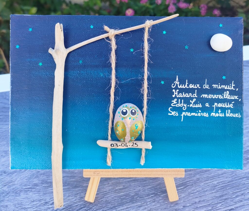 toile peinte dégradé de bleu galet peint et bois flotté cadeau de naissance thème nuit et musique avec message inscrit sur toile les galets de Marion